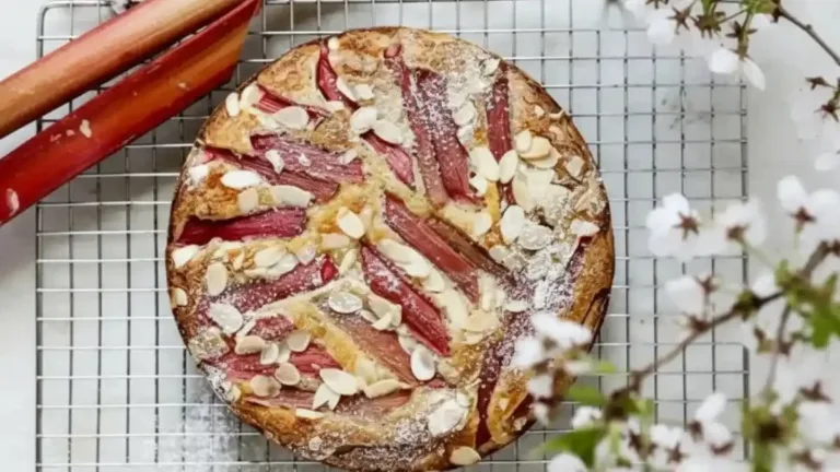 Gâteau Rhubarbe-Amande moelleux avec des amandes grillées sur le dessus