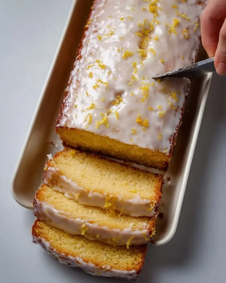 Cake au citron garni de glaçage au citron frais et délicieux