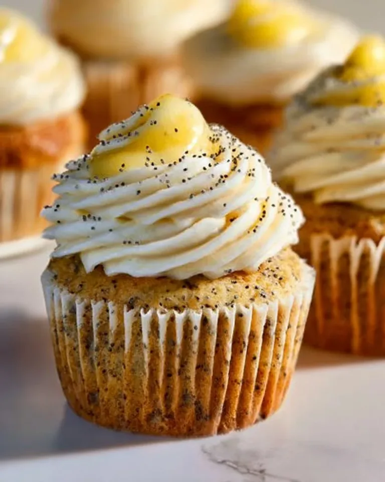 Cupcakes au citron et graines de pavot avec garniture de lemon curd