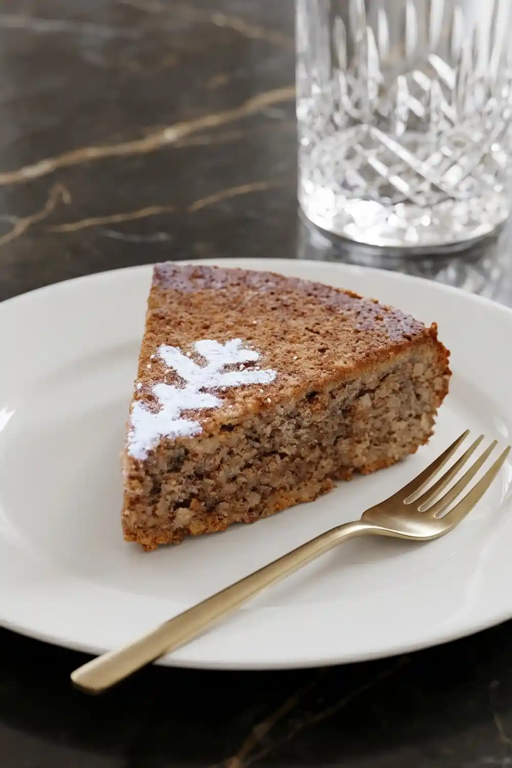 Gâteau aux noix décoré pour Noël avec des ornements festifs