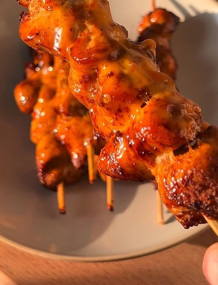 Brochettes de poulet épicées servies avec des légumes frais