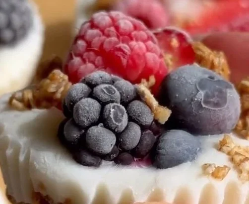 Cups de Granola au Yaourt Glacé avec Baies