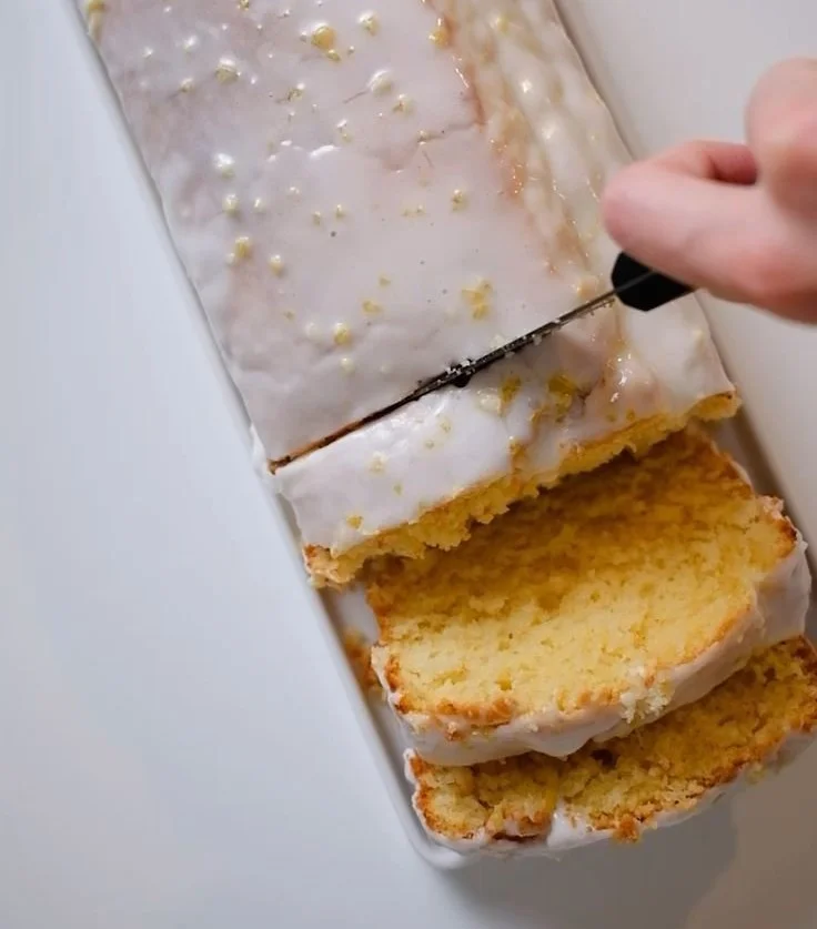 Gâteau au citron moelleux avec un glaçage au citron