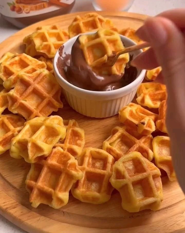 Gaufres au chocolat moelleuses et délicieuses garnies de fruits et de sauce au chocolat.