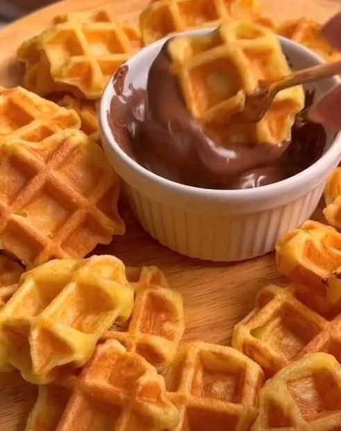 Gaufres au chocolat | Trempette de gaufre au chocolat, Nutella sur gaufres, Recettes de mini gaufres faciles