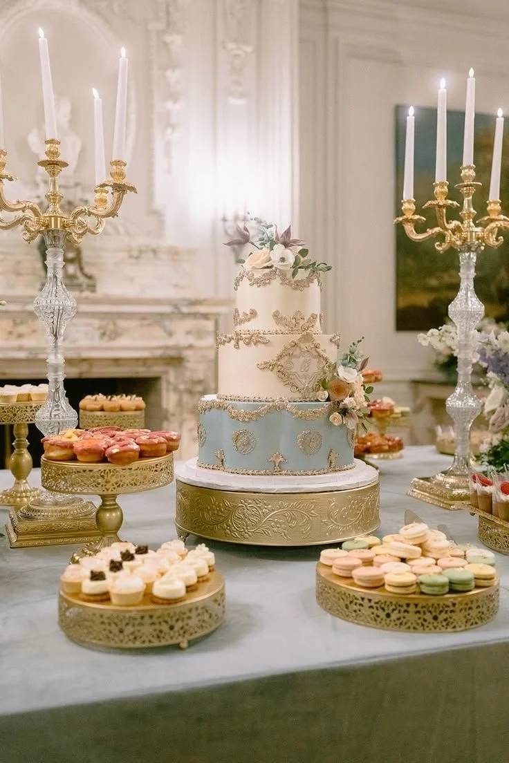 Mariage opulent à Newport avec décoration luxueuse et ambiance élégante.