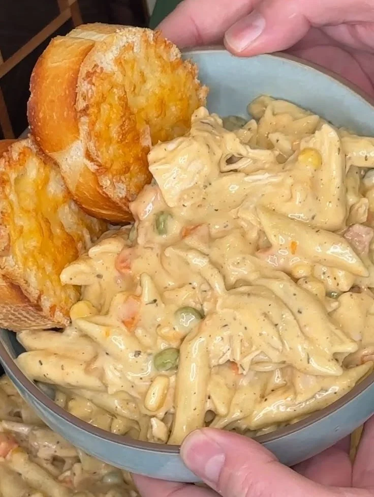 Pasta avec poulet et garniture de tarte cuite au four dans une assiette savoureuse