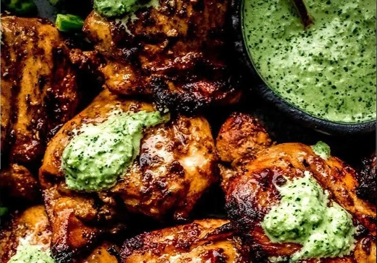 Poulet péruvien savoureux avec sauce verte zestée sur une assiette