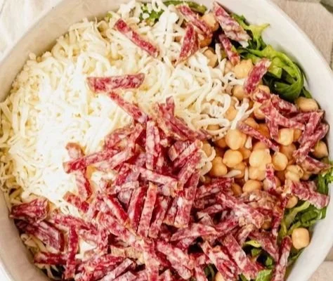 Salade Choppée La Scala avec des ingrédients frais et colorés