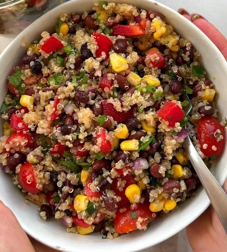 Salade de quinoa du Sud-Ouest garnie de légumes frais et d'herbes