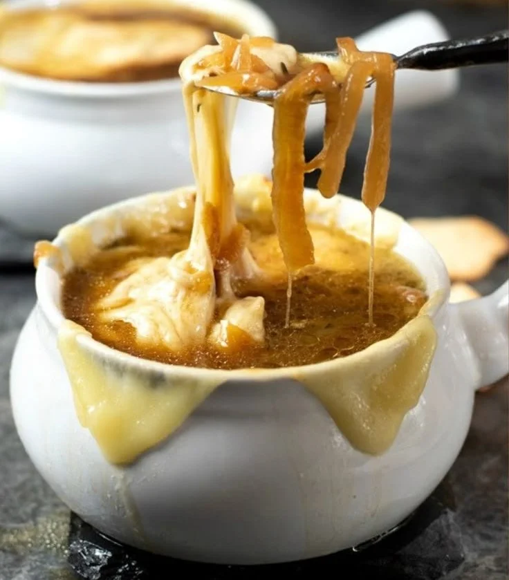 Bol de soupe à l'oignon caramelisée avec du fromage gratiné sur le dessus