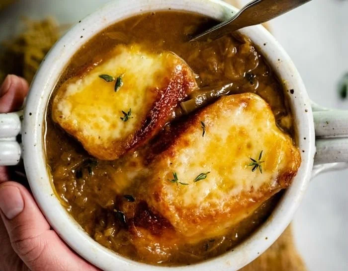 Soupe à l'oignon française garnie de fromage et pain grillé