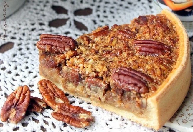 Tarte aux noix de pécan savourée sur une assiette en céramique