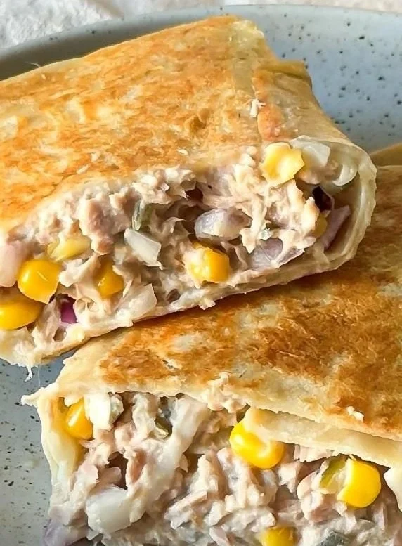 Wrap de thon délicieux et sain avec des ingrédients frais